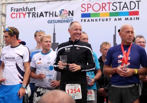 Andreas Bode bei der Siegerehrung des Frankfurt City Triathlons 2014