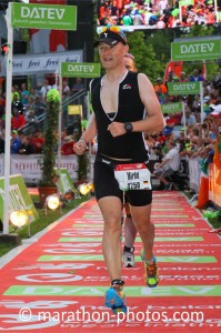 Mirko Kampf beim Zieleinlauf des Datev Challenge Roth 2014 Bild: © Marathon-photos.com