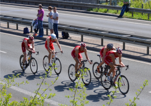 Felix und Simon Weiß mit Ihrem Team Buschhütten auf der Radstrecke beim Triathlon in Buschhütten 2015