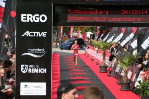 Felix Weiß beim Zieleinlauf des Ironman 70.3 Luxembourg 2015