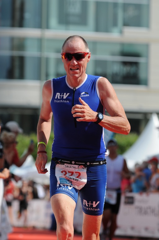 Andreas Bode gewinnt seine AK beim Frankfurter City Triathlon