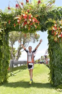 Andreas Bode im Ziel des Ironman 70.3 auf Hawaii