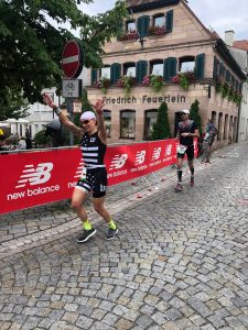 Jasmin Guthmann auf der Laufstrecke des DATEV Challenge Roth