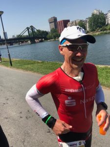 Dirk Janz auf der Laufstrecke des Ironman Frankfurt