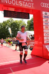 Carsten Meurer im Ziel des Ingolstädter Triathlons 2019