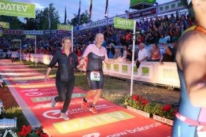 Wiebke Reineke im Ziel des DATEV Challenge Roth