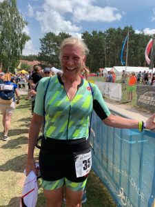 Wiebke Reineke im Ziel des Memmert Rothsee Triathlons