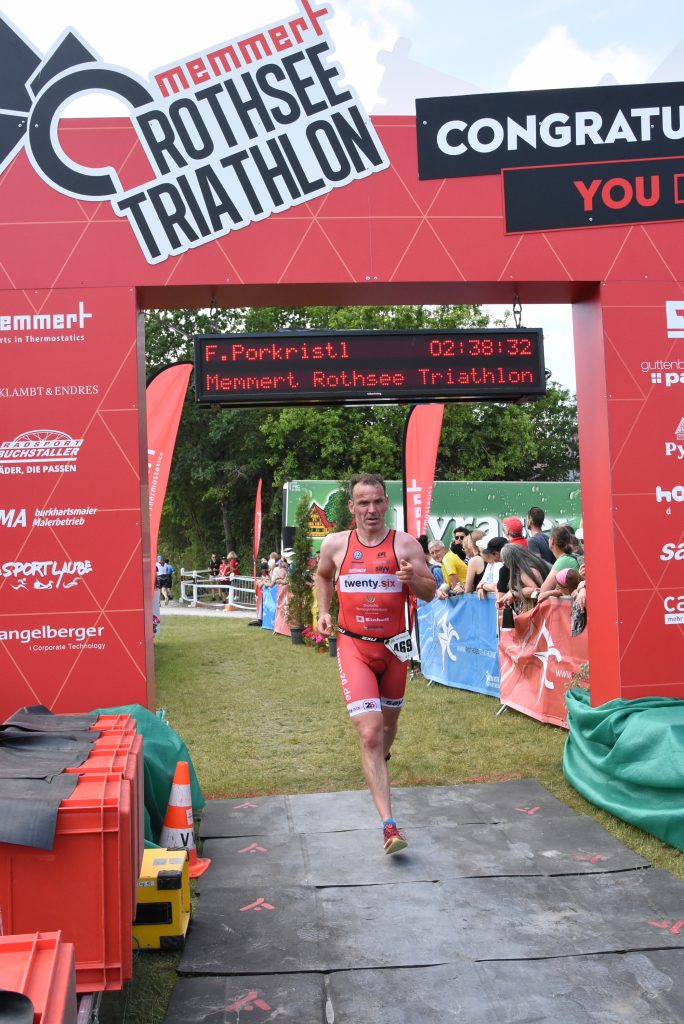 Josef Schnocklake im Ziel des Memmert Rothsee Triathlons