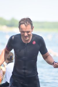 Franz Stadler beim Schwimmausstieg des Memmert Rothsee Triathlons