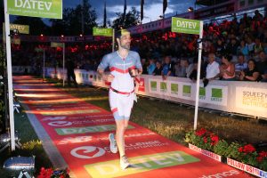 Marc Steuerer beim Zieleinlauf des DATEV Challenge Roth