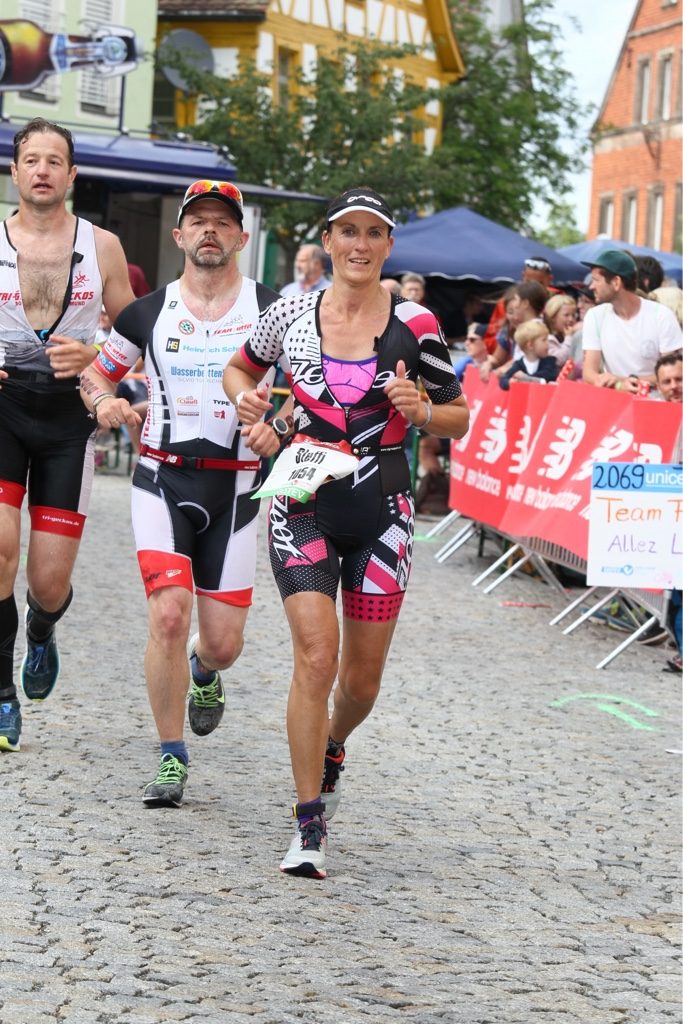 Stephanie Steybe auf der Laufstrecke des DATEV Challenge Roth