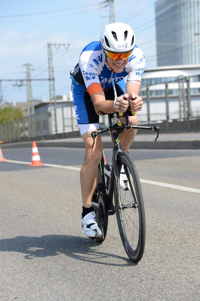 Andreas Bode auf der Radstrecke des City Triathlon Frankfurt 2019