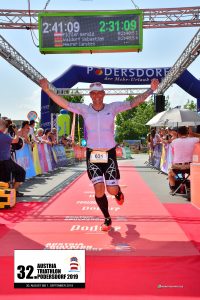 Carsten Meurer im Ziel des Podersdorfer Triathlons