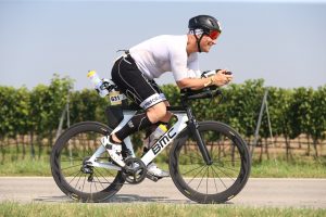 Carsten Meurer auf der Radstrecke des Podersdorfer Triathlons
