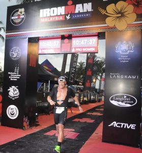 Christian Vordermayer im Ziel des Ironman Malaysia