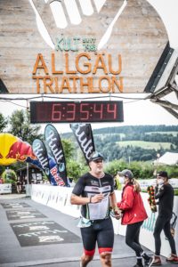 Sascha Geppert beim Zieleinlauf des Allgäu Classic Triathlon