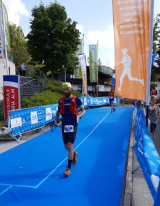 Thomas Ischganeit beim Zieleinlauf des HochkönigMan