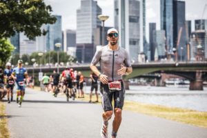 Mathias Burgstaller auf der Laufstrecke des Ironman Frankfurt