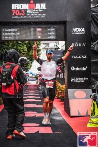 Mathias Burgstaller beim Zieleinlauf des Ironman 70.3 Zell am See