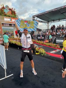 Mathias Burgstaller im Ziel des Ironman Hawaii 2022