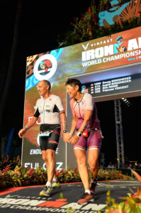 Georg und Ingrid Birkeneder im Ziel des Ironman Hawaii