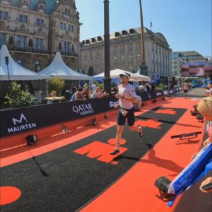 Maximilian Küspert auf der Zielgeraden des Ironman Hamburg