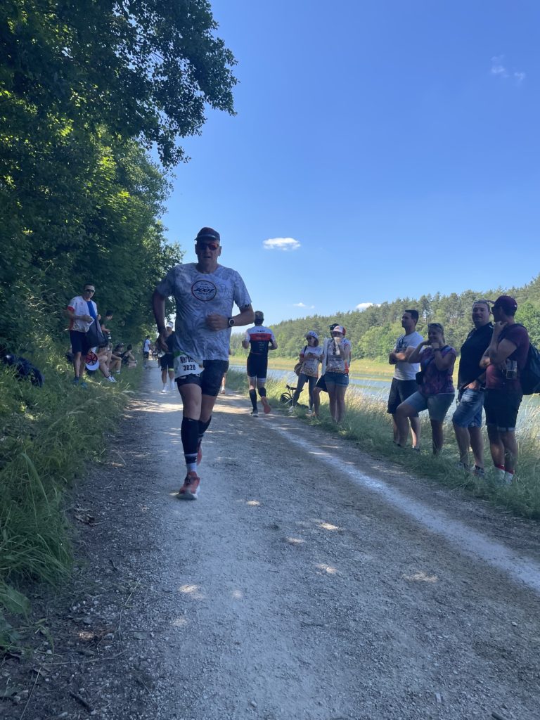 Norbert Walter auf der Laufstrecke des DATEV Challenge Roth powered by hep