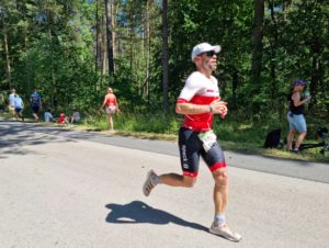 Mathias Burgstaller auf der Laufstrecke des DATEV Challenge Roth powered by hep