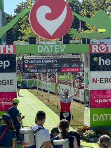Mathias Burgstaller im Ziel des DATEV Challenge Roth powered by hep