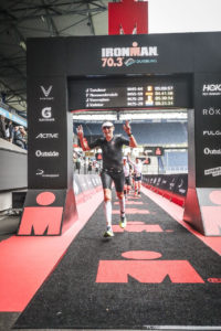 Ferdinand Nonnenbroich im Ziel des Ironman 70.3 in Duisburg