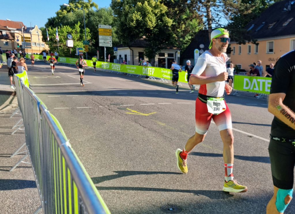 Holger Trost auf der Laufstrecke des DATEV Challenge Roth powered by hep