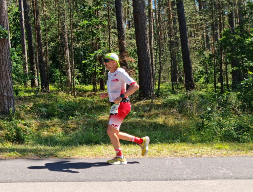 Holger Trost auf der Laufstrecke des DATEV Challenge Roth powered by hep