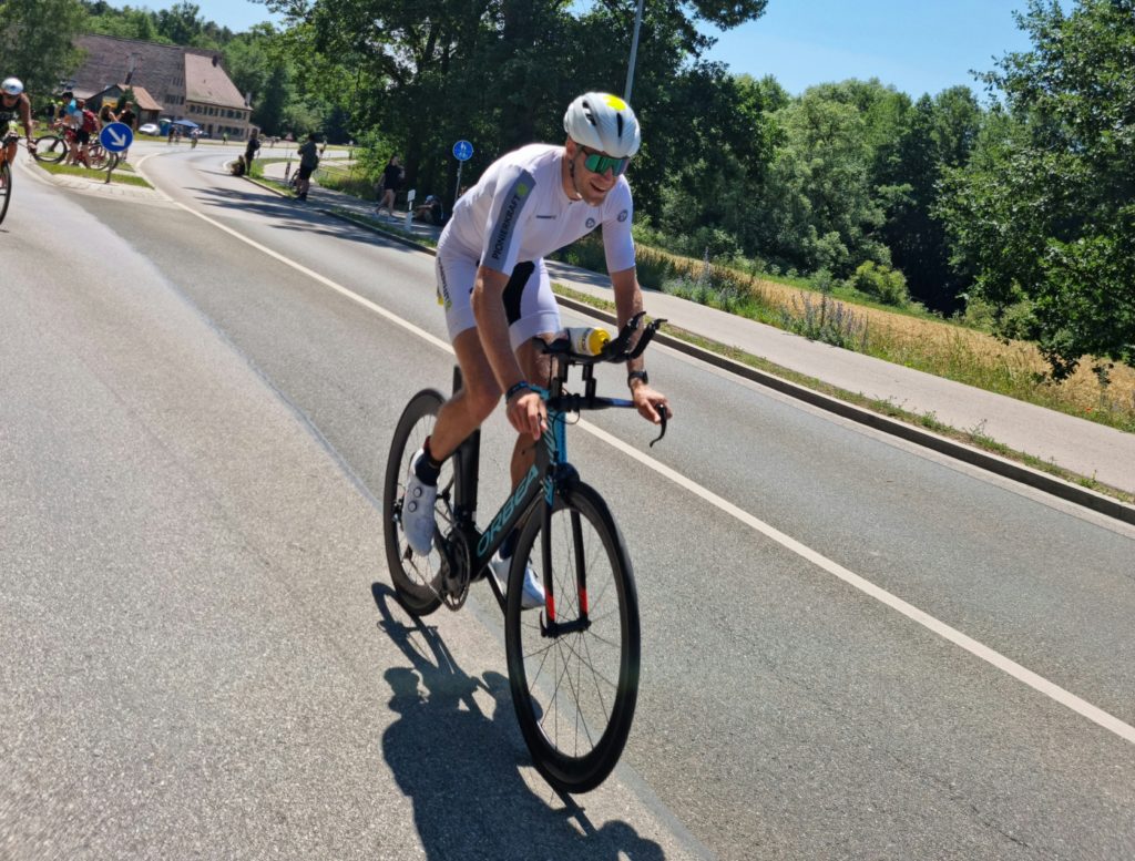 Simon Weiß auf der Radstrecke des DATEV Challenge Roth powered by hep