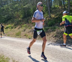 Simon Weiß auf der Laufstrecke des DATEV Challenge Roth powered by hep