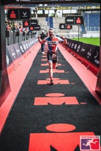 Wolfgang Höfler beim Zieleinlauf des Ironman 70.3 Duisburg